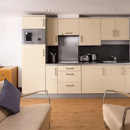 Roomzzz West מלון דירות