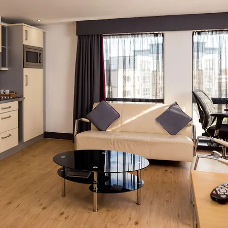 Roomzzz West 4* לידס