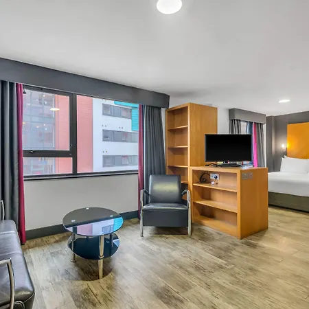 מלון דירות Roomzzz West 4*