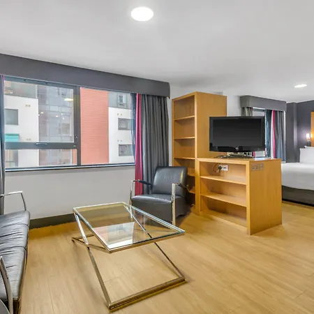 Roomzzz West מלון דירות לידס