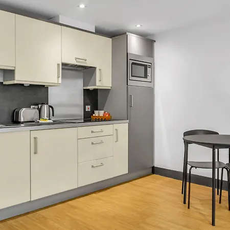 מלון דירות Roomzzz West 4*