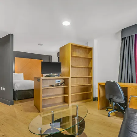 Roomzzz West לידס