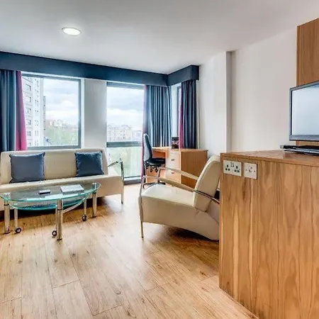 Roomzzz Leeds West