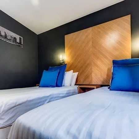 Roomzzz West 4*