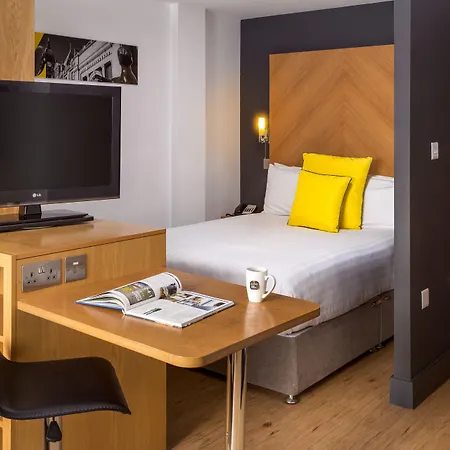 Roomzzz West מלון דירות לידס