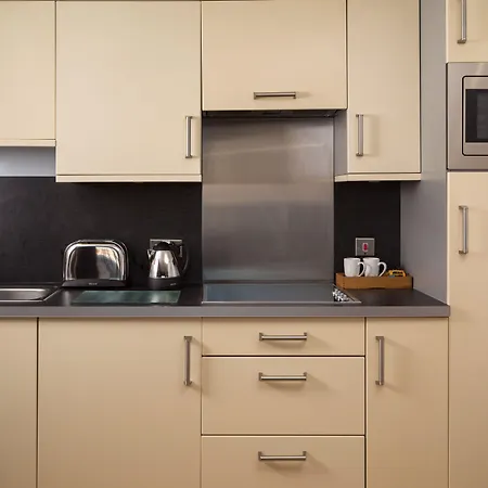 Roomzzz West מלון דירות לידס