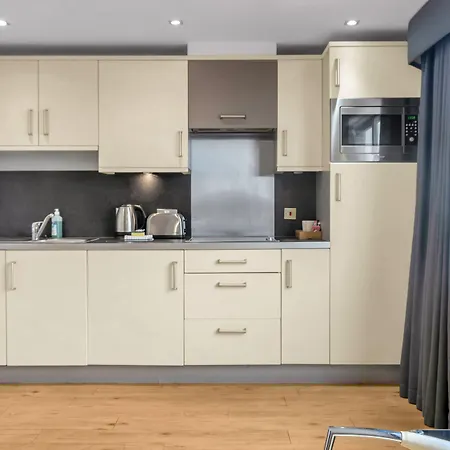 Roomzzz West Lejlighedshotel