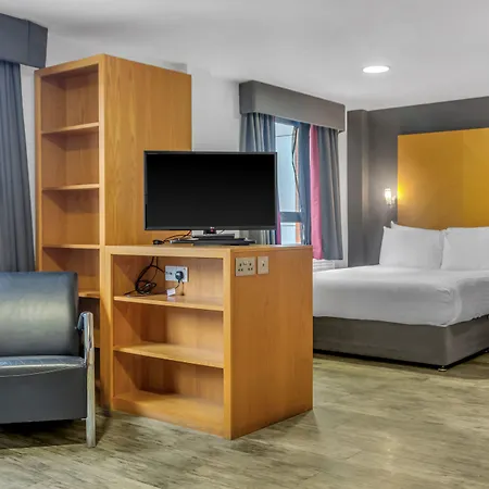 Roomzzz West מלון דירות לידס