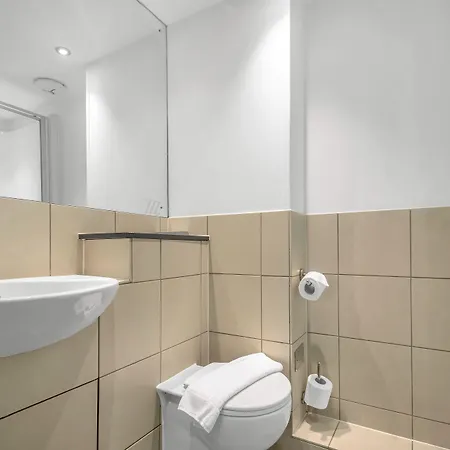 Ξενοδοχείο με διαμερίσματα Roomzzz West