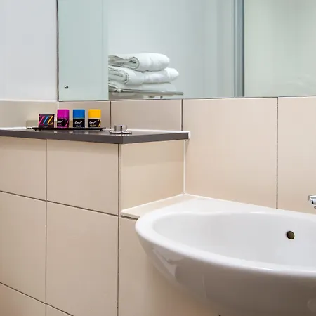 Roomzzz West Lejlighedshotel