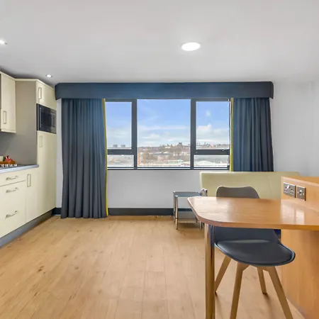 Roomzzz West Ξενοδοχείο με διαμερίσματα 4*