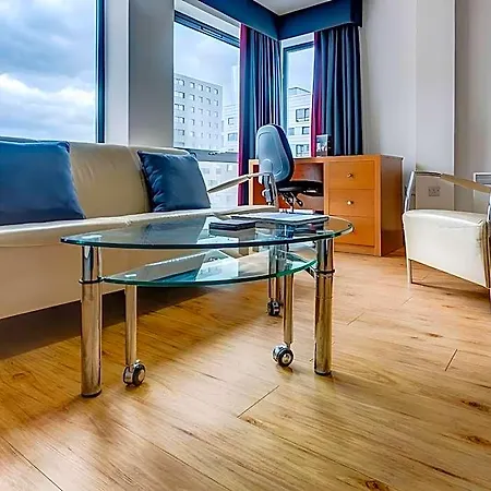 Roomzzz West 4* Leeds (West Yorkshire)