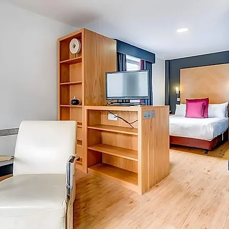 Roomzzz West Aparthotel 4*