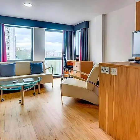 Roomzzz West 4* Leeds (West Yorkshire)