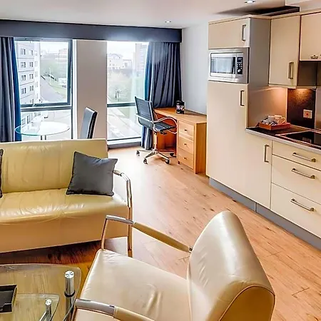 Roomzzz West Aparthotel 4*
