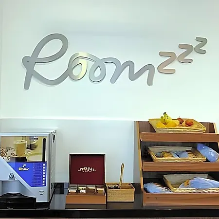 Roomzzz West Aparthotel