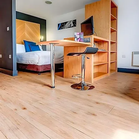 Roomzzz West Aparthotel
