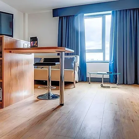 Roomzzz West Aparthotel 4*