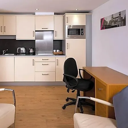 Roomzzz West 4* Leeds (West Yorkshire)