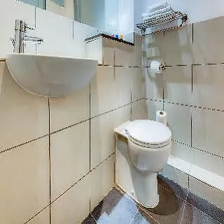 Ξενοδοχείο με διαμερίσματα Roomzzz West