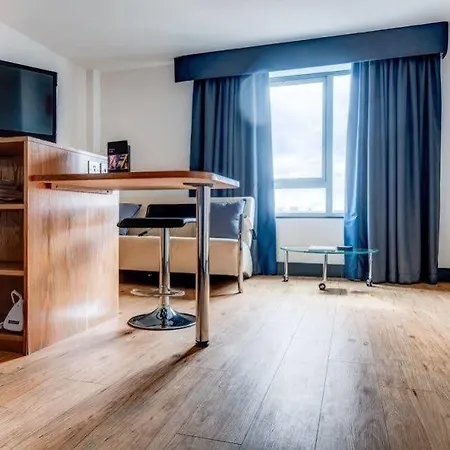Roomzzz West 4*