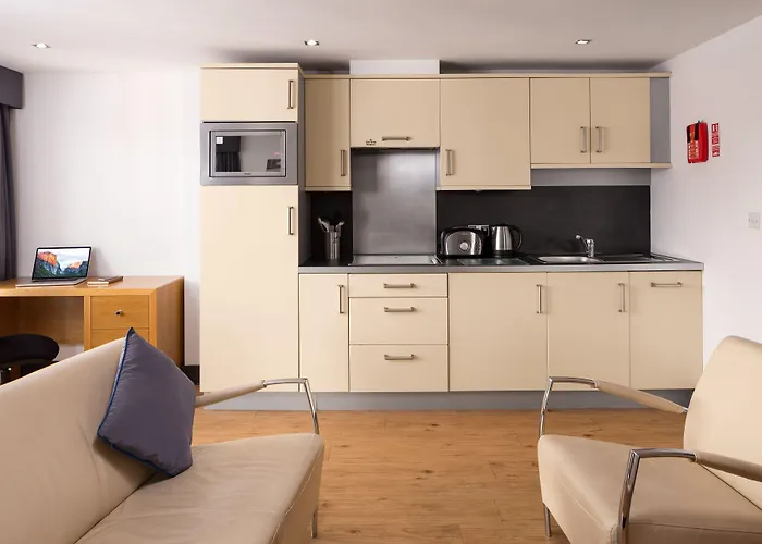 Roomzzz West Aparthotel