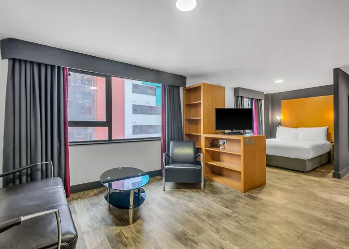 Aparthotel Roomzzz West 4*