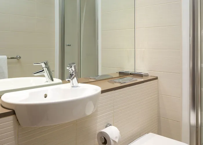 Roomzzz West Aparthotel 4*