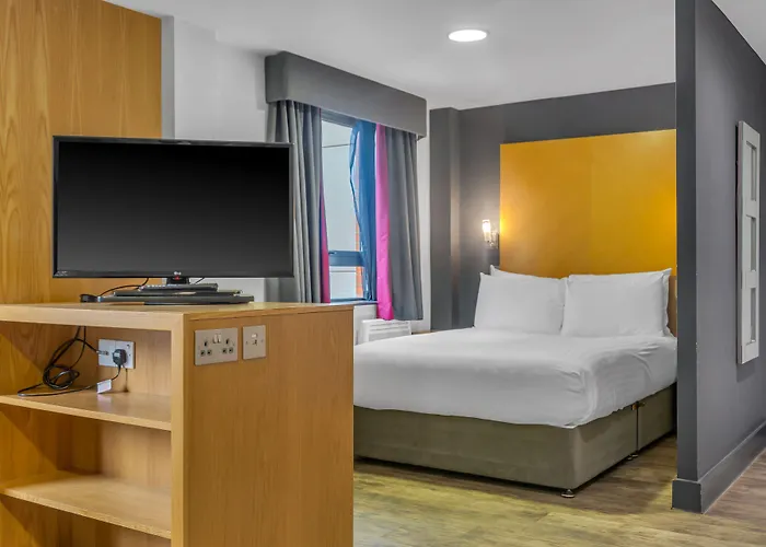 Roomzzz West Apartahotel 4*