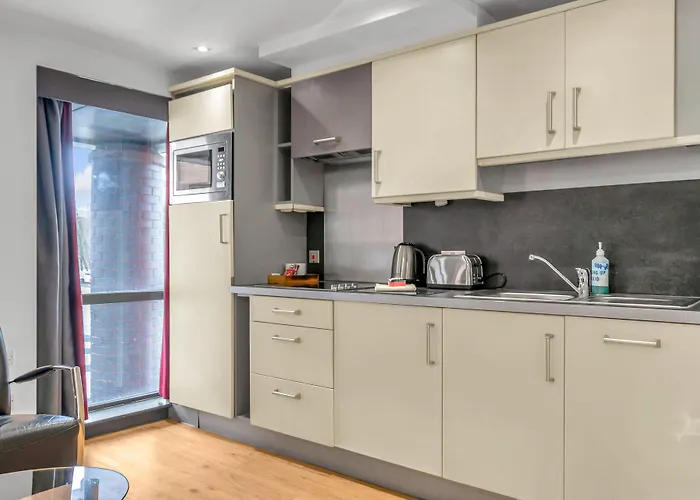 Roomzzz West Aparthotel Leeds (West Yorkshire)