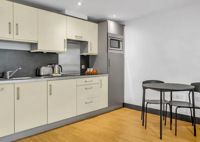 Aparthotel Roomzzz West 4*