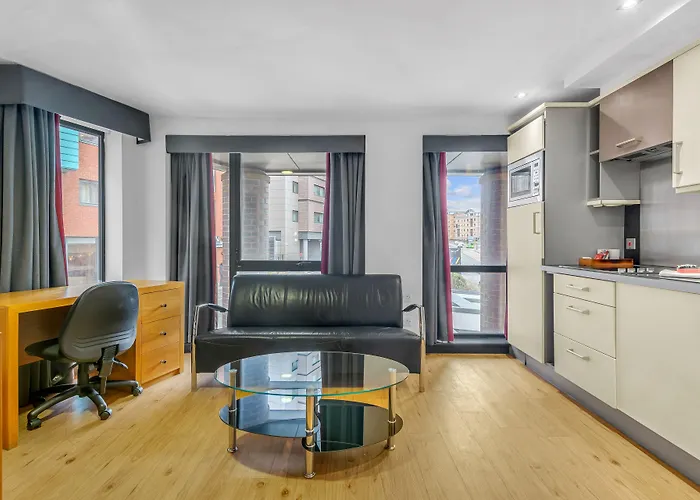 Roomzzz West Aparthotel