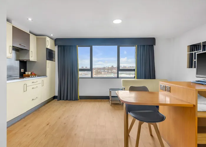 Roomzzz West Apartahotel 4*