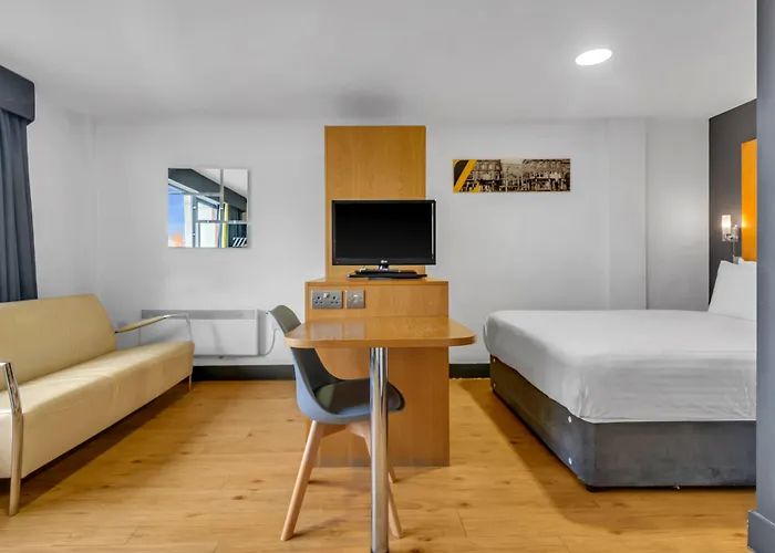 Roomzzz West 4* Leeds (West Yorkshire)