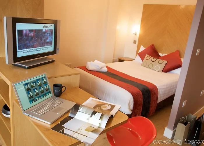 Roomzzz West Apartahotel 4*