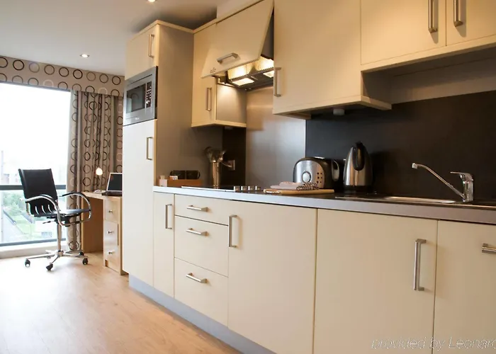 Roomzzz West Apartahotel