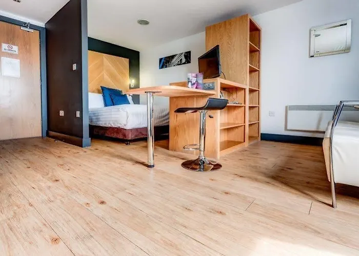 Roomzzz West Apartahotel 4*