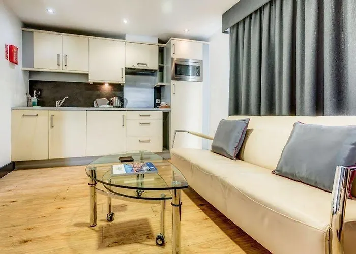 Roomzzz West Aparthotel 4*