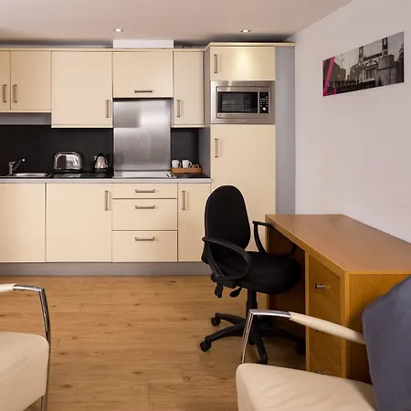Roomzzz Leeds West 4* Лідс