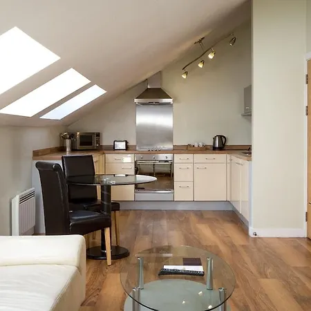 Roomzzz Leeds West 4* Лідс