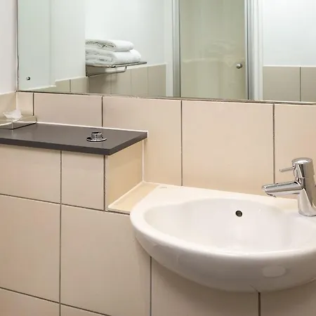 Roomzzz Leeds West Апарт-готель Лідс
