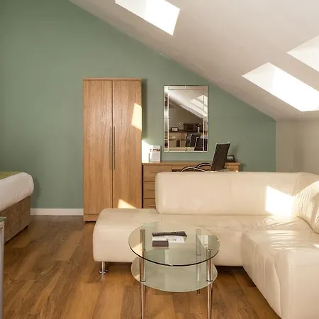 Roomzzz Leeds West