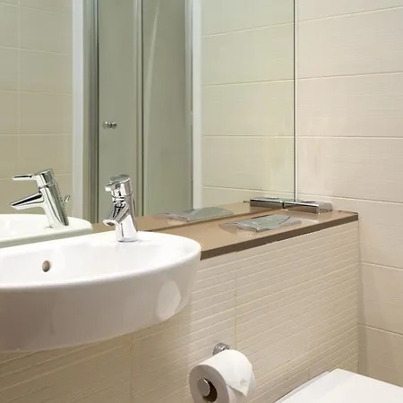 Roomzzz West Апарт-готель