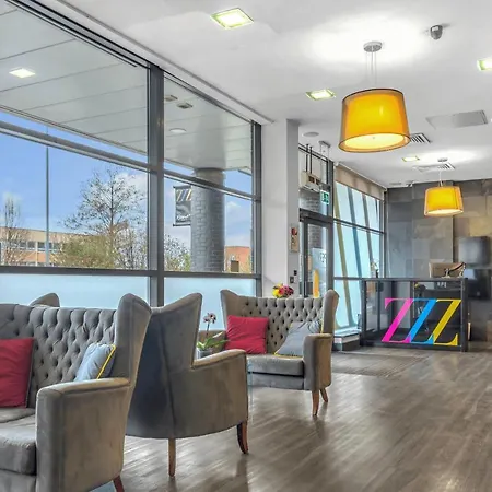 Апарт-готель Roomzzz Leeds West 4*
