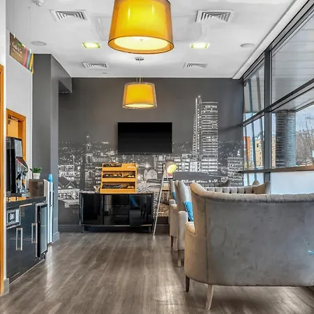 Roomzzz Leeds West Апарт-готель