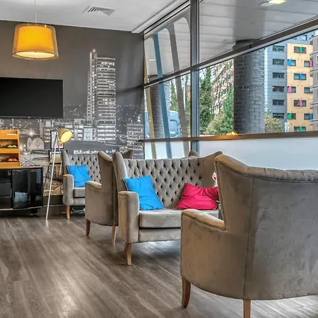 Roomzzz Leeds West Лідс
