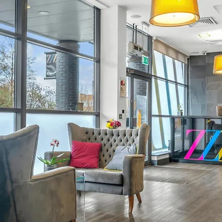 Roomzzz Leeds West Апарт-готель