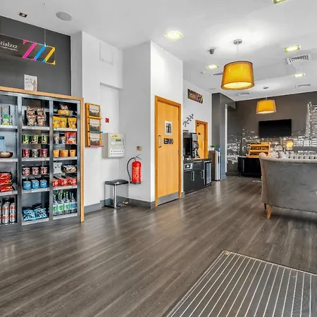 Roomzzz Leeds West Апарт-готель Лідс