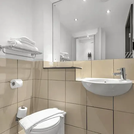 Roomzzz Leeds West 4* Лідс