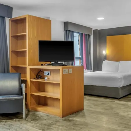 Roomzzz Leeds West 4*